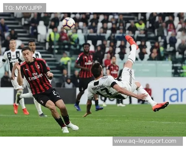 杜尚别独立球员门前制造威胁胜利球员极限倒勾解围展现精彩防守