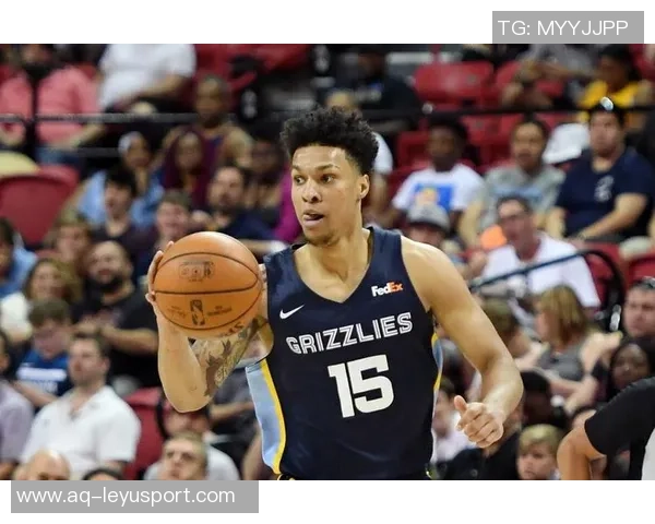 锡安上半场表现抢眼15分钟内贡献8分9板3助3断2帽展现实力