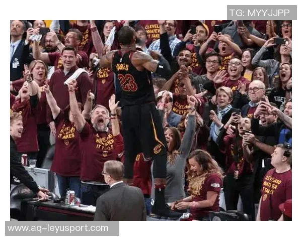 文班赛后与保罗亲密耳语击掌庆祝胜利瞬间引发热议