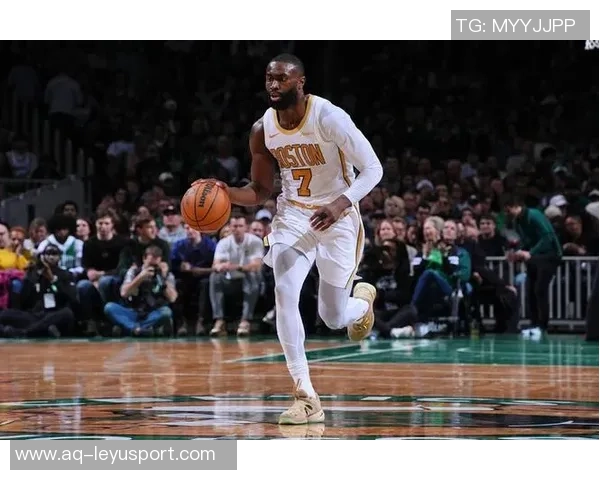 杰伦布朗全能表现15投6中斩获25分8篮板7助攻罚球命中率高达92